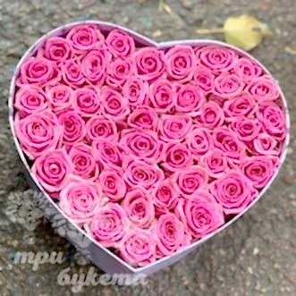 Сердце из 51 розовой розы