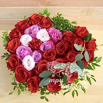 Сердце из разноцветных роз