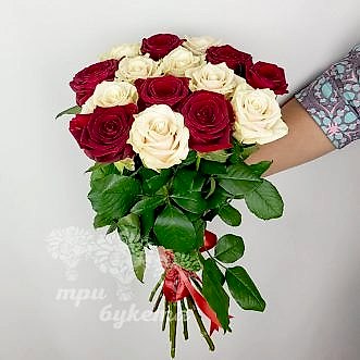 Букет из красных и белых роз