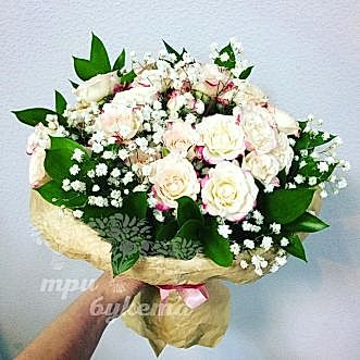 Букет из роз с гипсофилой