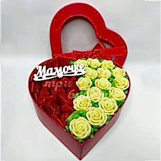 Сердце из клубники и шоколадных роз