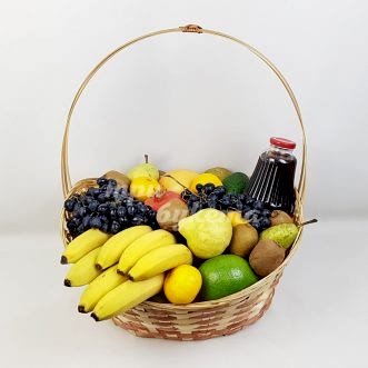 Корзина с бананами, киви и соком