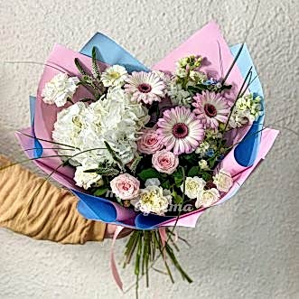 Букет белых и розовых цветов