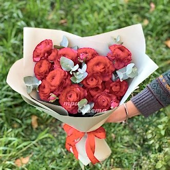 Букет из 11 алых ранункулюсов