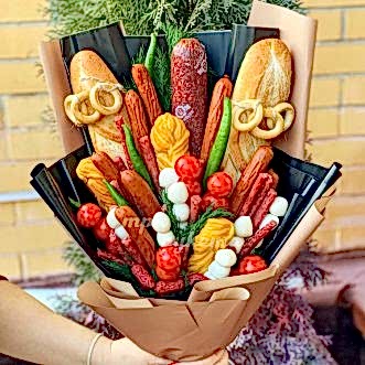 Букет из колбасы и сыра для защитника