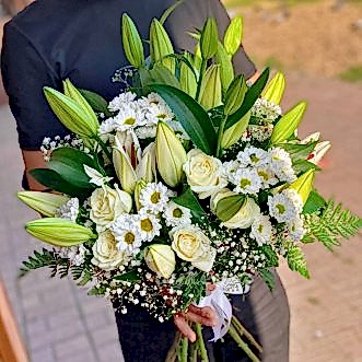 Букет белых лилий, хризантем и роз
