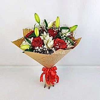 Букет из красных роз и белых лилий