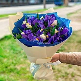 Букет из ирисов и белых тюльпанов