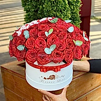 Коробка красных роз с Raffaello
