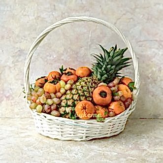 Корзина с ананасом, хурмой и мандаринами