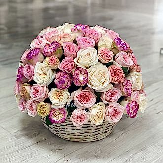 Корзина из 85 пионовидных роз