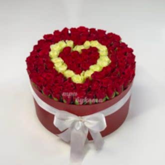 Сердце из 101 красной и белой розы