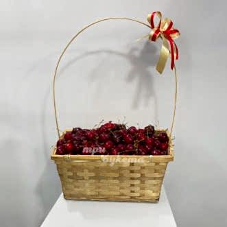 Подарочная корзина с черешней