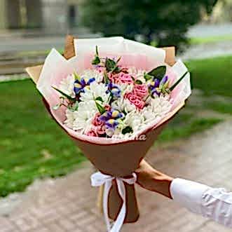 Букет из роз, ирисов и хризантем