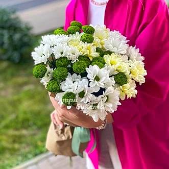 Букет кустовых хризантем в крафте