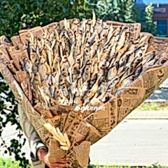 Огромный букет из сушеной рыбы