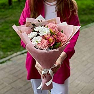 Розовый букет гвоздик и альстромерий