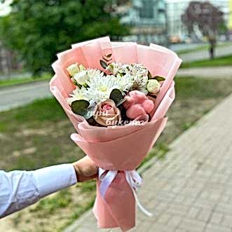 Розовый букет из белых цветов и хлопка