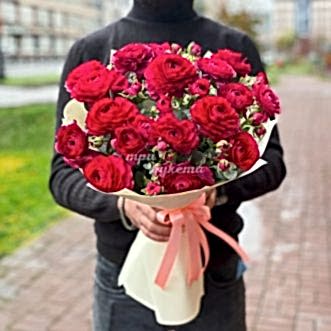 Букет красных ранункулюсов с эвкалиптом