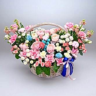 Яркая корзина хризантем, ранункулюсов и роз