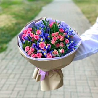 Ирисы и розовые кустовые розы в букете