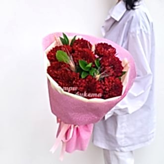 Букет из красных хризантем и зелени