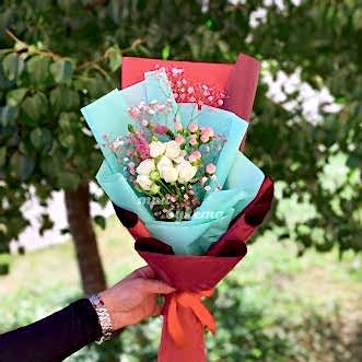 Мини-букет кустовых роз и зелени