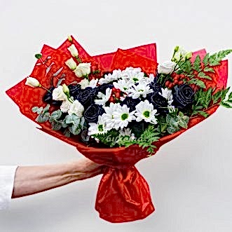 Букет белых хризантем с черными розами