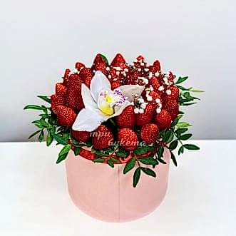 Коробка с клубникой и белой орхидеей