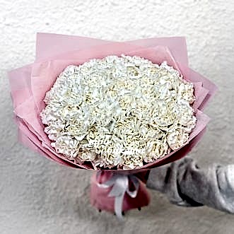 Букет из 45 белых гвоздик