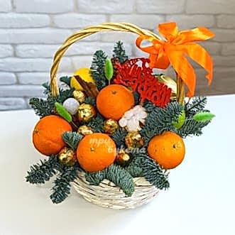 Новогодняя корзина с хвоей и мандаринами